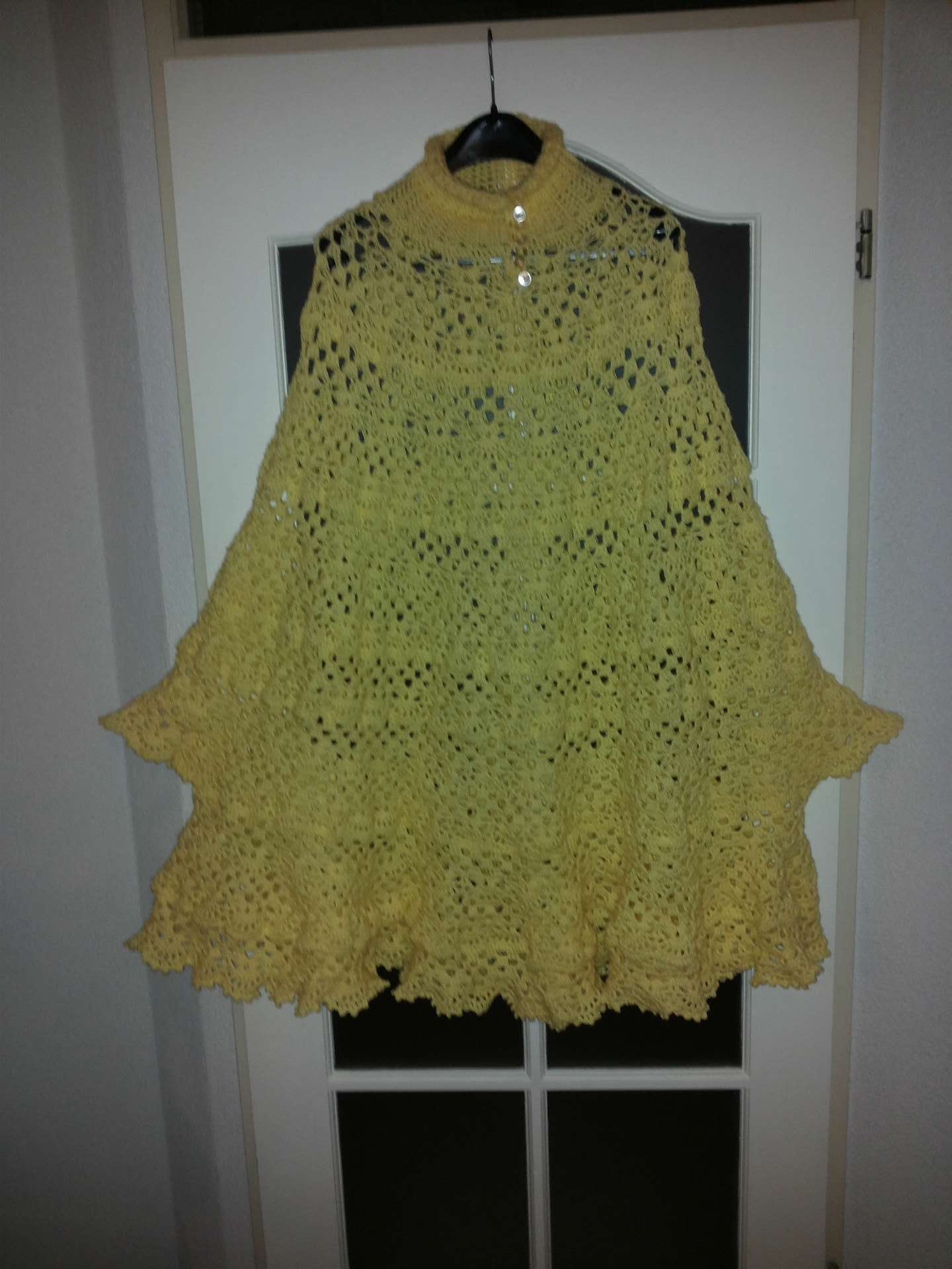 gele poncho met knoopjes