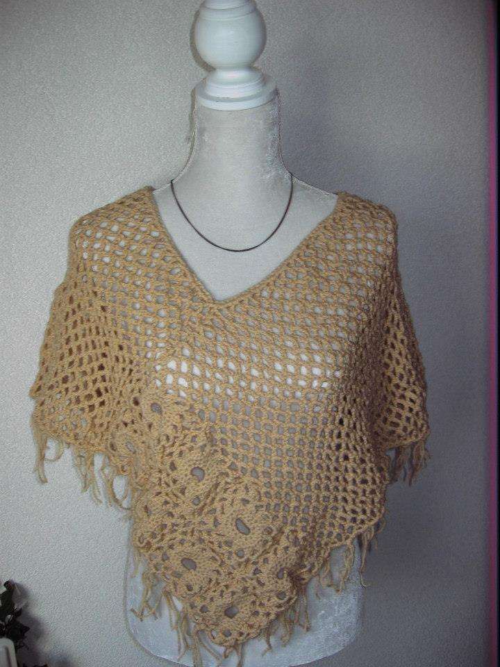 Gehaakte poncho beige